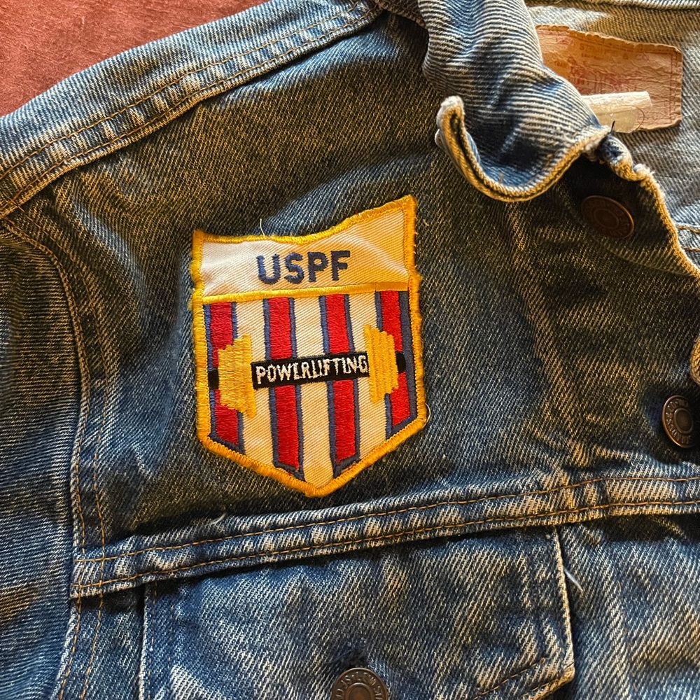 Vintage Levi’s Denim Power Lifting Jacket with patches - Picture 3 of 10
